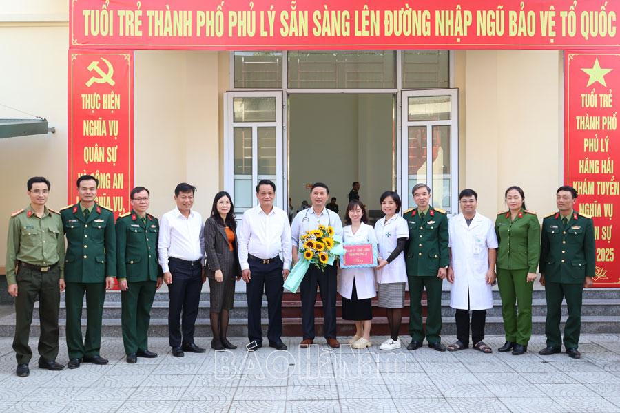 Lãnh đạo thành phố Phủ Lý kiểm tra công tác khám sức khỏe tuyển quân năm 2025