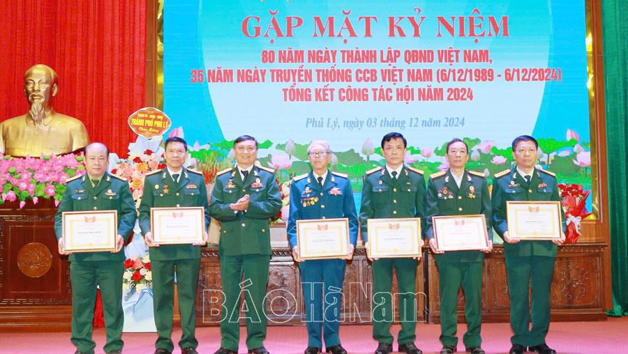 Phủ Lý gặp mặt kỷ niệm 35 năm Ngày thành lập Hội CCB Việt Nam
