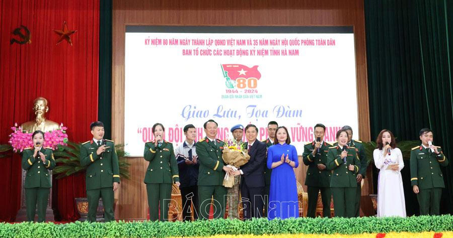 Giao lưu tọa đàm “Quân đội anh hùng, Quốc phòng hùng mạnh”