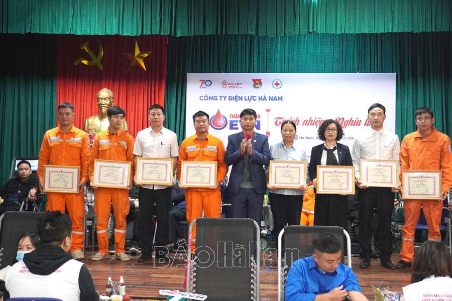 Hơn 140 tình nguyện viên của Công ty Điện lực Hà Nam tham gia hiến máu tình nguyện