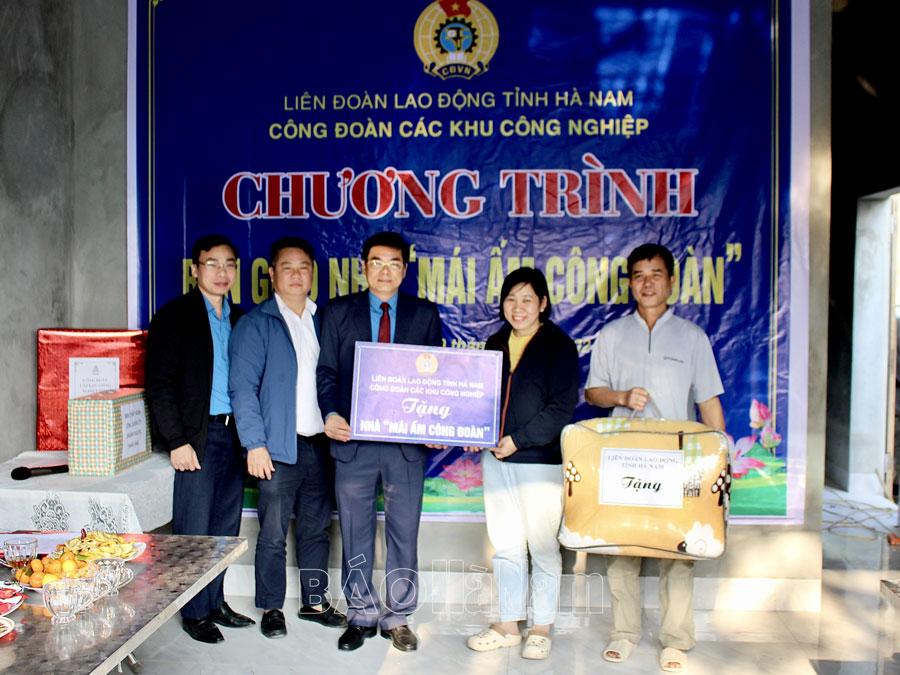 Bàn giao nhà “Mái ấm Công đoàn” cho đoàn viên khó khăn tại Thanh Liêm