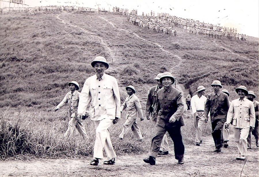 Trung thành với Tổ quốc, tận tụy với nhân dân