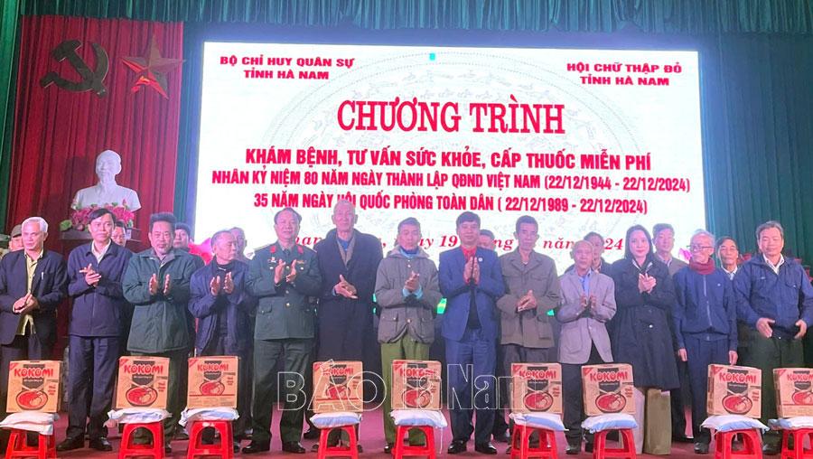Khám bệnh, cấp thuốc miễn phí cho 150 đối tượng thuộc hộ nghèo, gia đình chính sách xã Thanh Nghị