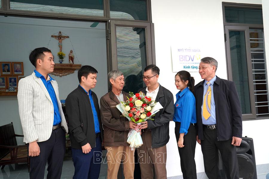 Công đoàn BIDV Hà Nam bàn giao tiền hỗ trợ người dân xây, sửa nhà dột nát