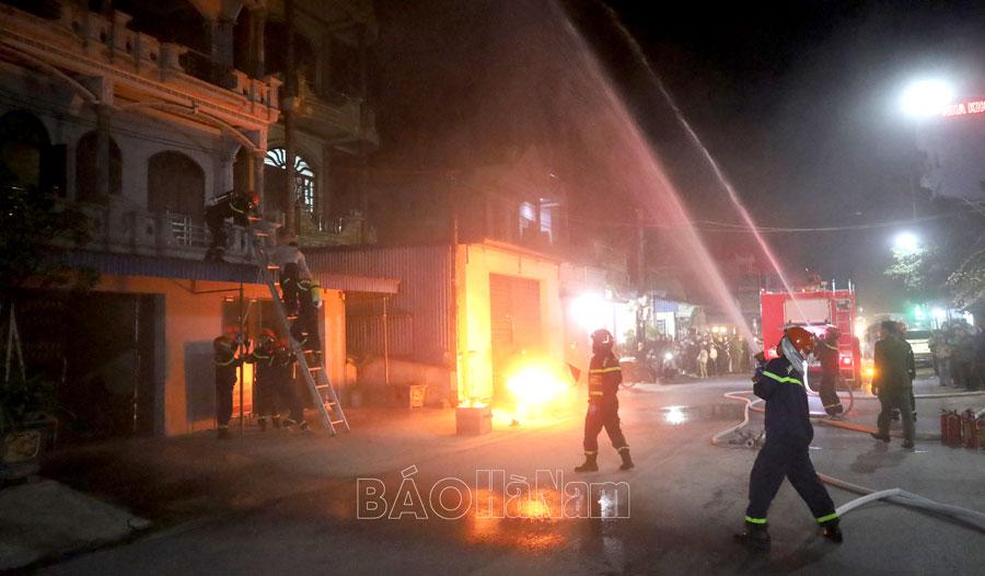 Diễn tập phương án chữa cháy và cứu nạn, cứu hộ tại xã Hòa Hậu