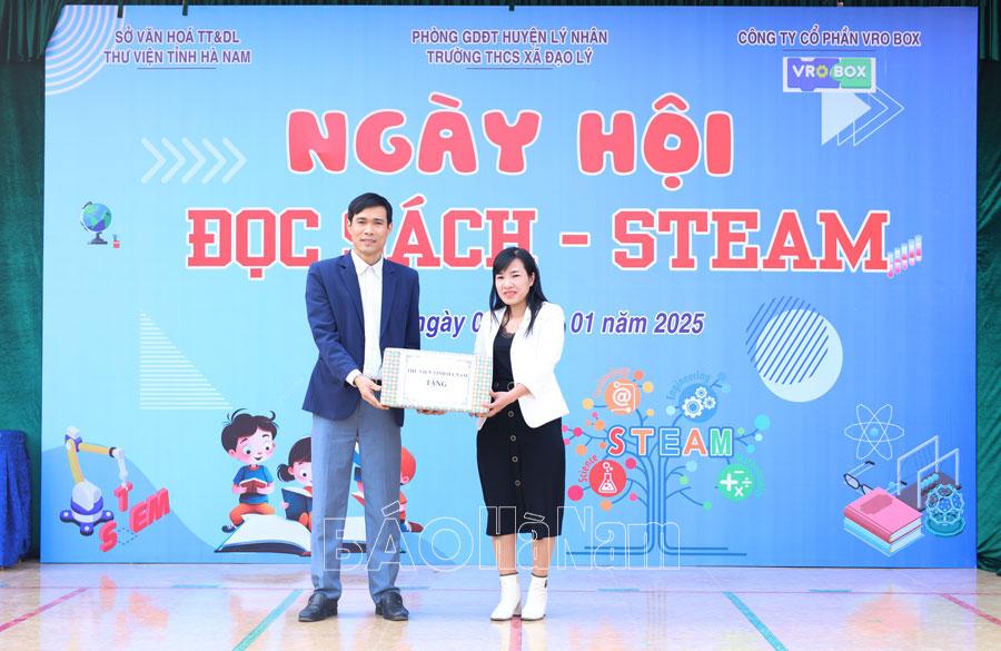 Hơn 300 em học sinh Trường THCS Đạo Lý hào hứng với Ngày hội đọc sách