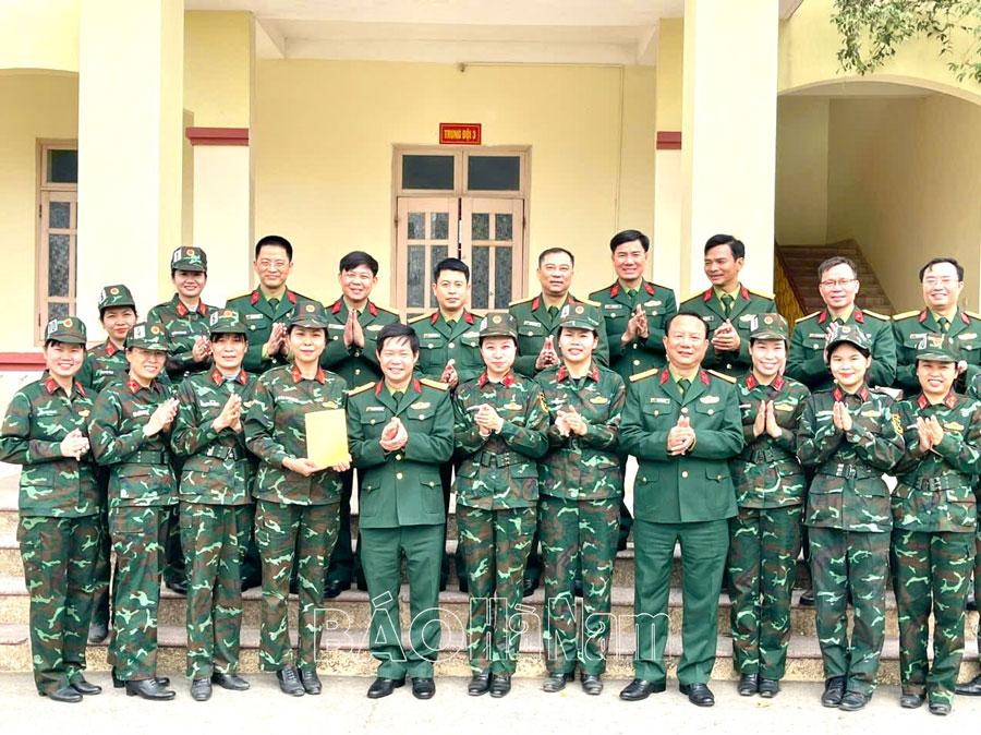 Bộ CHQS tỉnh thăm, tặng quà lực lượng luyện tập tham gia diễu binh, diễu hành kỷ niệm 50 năm Ngày Giải phóng miền Nam