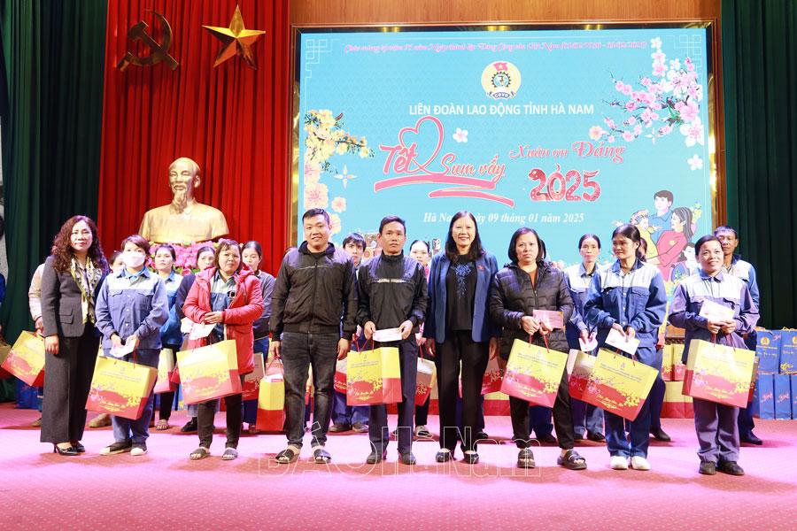 Liên đoàn Lao động tỉnh tổ chức “Tết sum vầy – Xuân ơn Đảng 2025” tại thành phố Phủ Lý