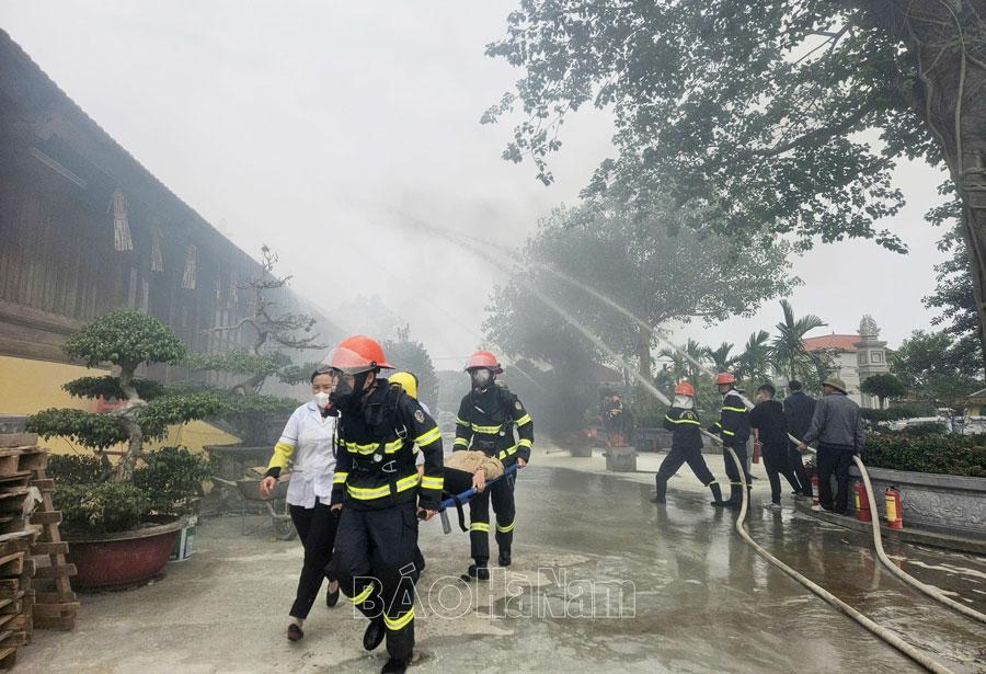 Thực tập phương án chữa cháy, cứu nạn, cứu hộ tại đền Trần Thương