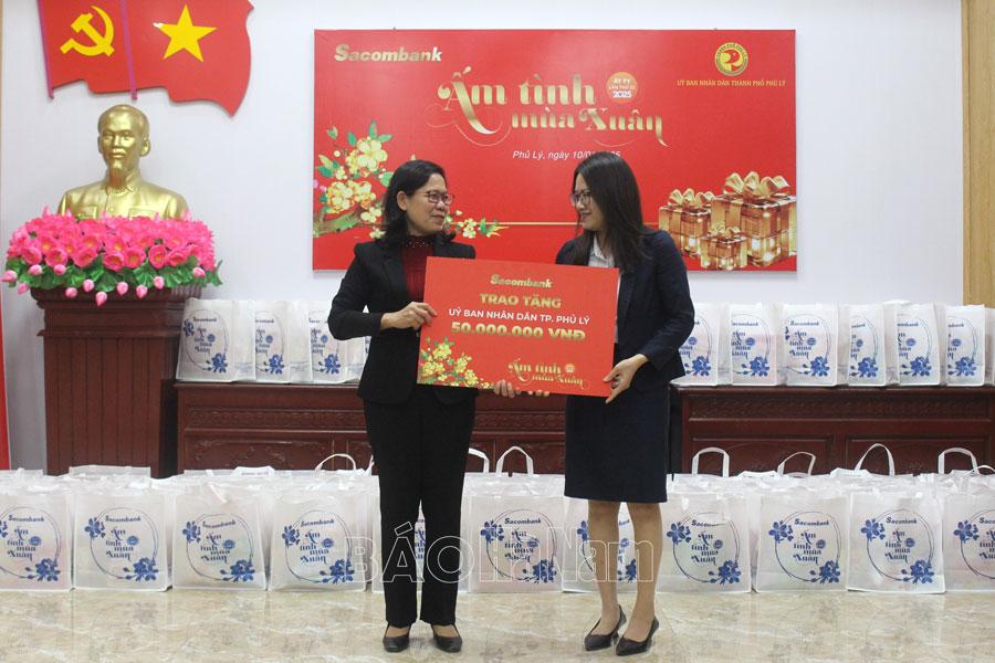 Sacombank trao 100 suất quà cho hộ nghèo trên địa bàn thành phố Phủ Lý