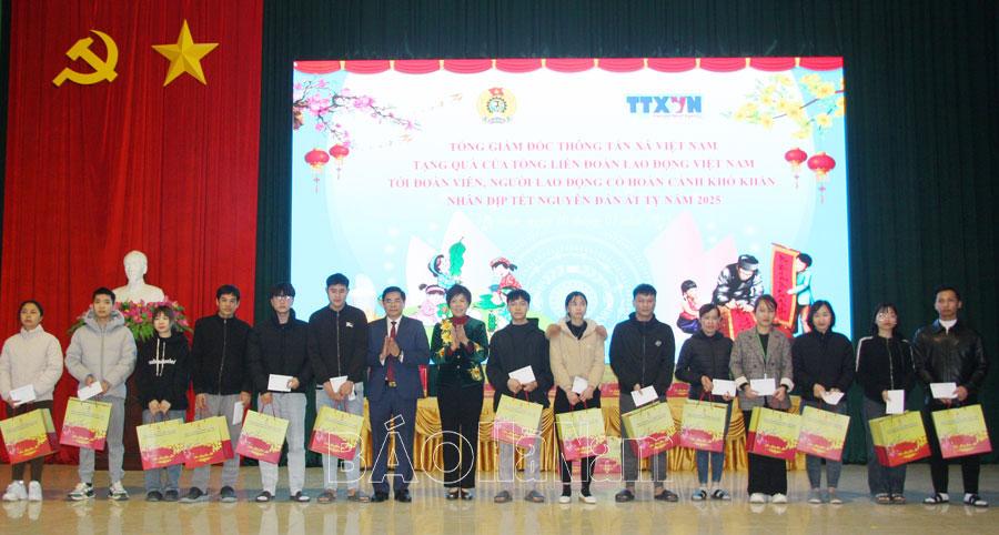 Thông Tấn xã Việt Nam tặng quà người lao động Hà Nam