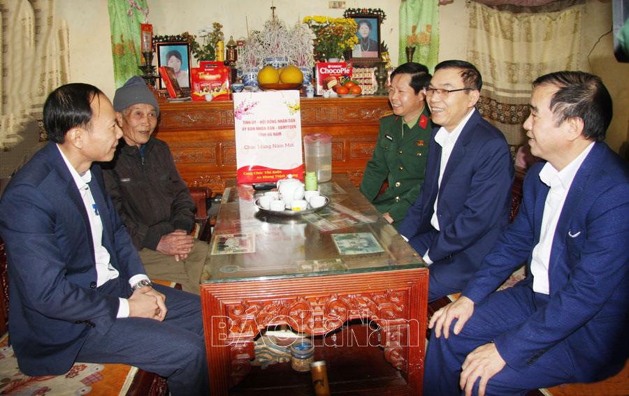 Thăm, tặng quà Tết người có công với cách mạng, gia đình chính sách trên địa bàn thị xã Duy Tiên