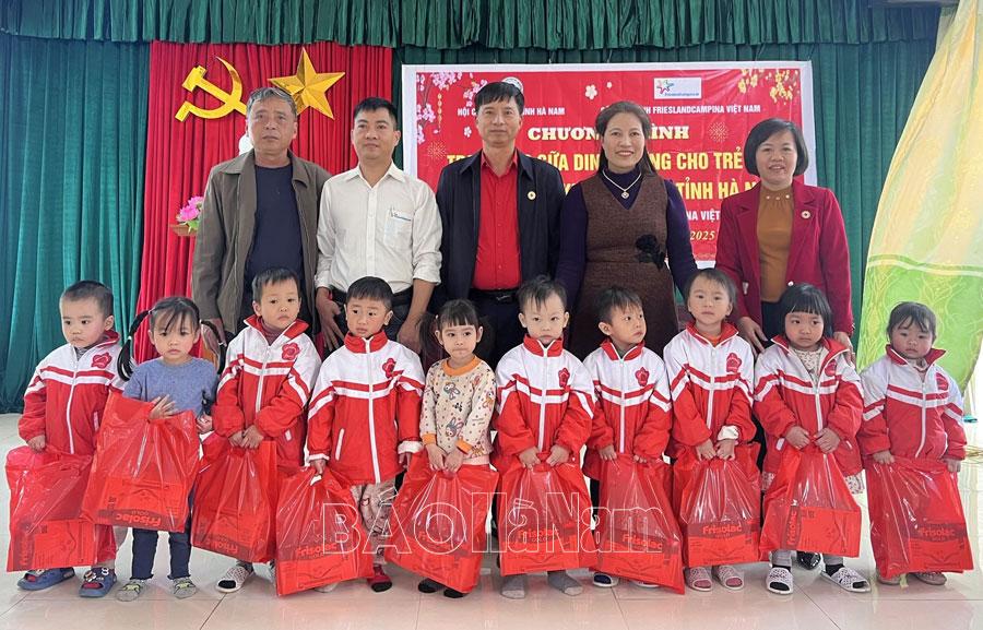 Công ty TNHH FrieslandCampina Việt Nam tặng sữa cho trẻ em hoàn cảnh khó khăn