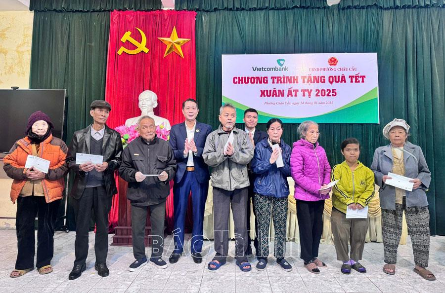 Vietcombank Hà Nam tặng quà Tết người nghèo, hoàn cảnh khó khăn