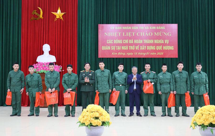 Thị xã Kim Bảng đón quân nhân hoàn thành nghĩa vụ quân sự về địa phương