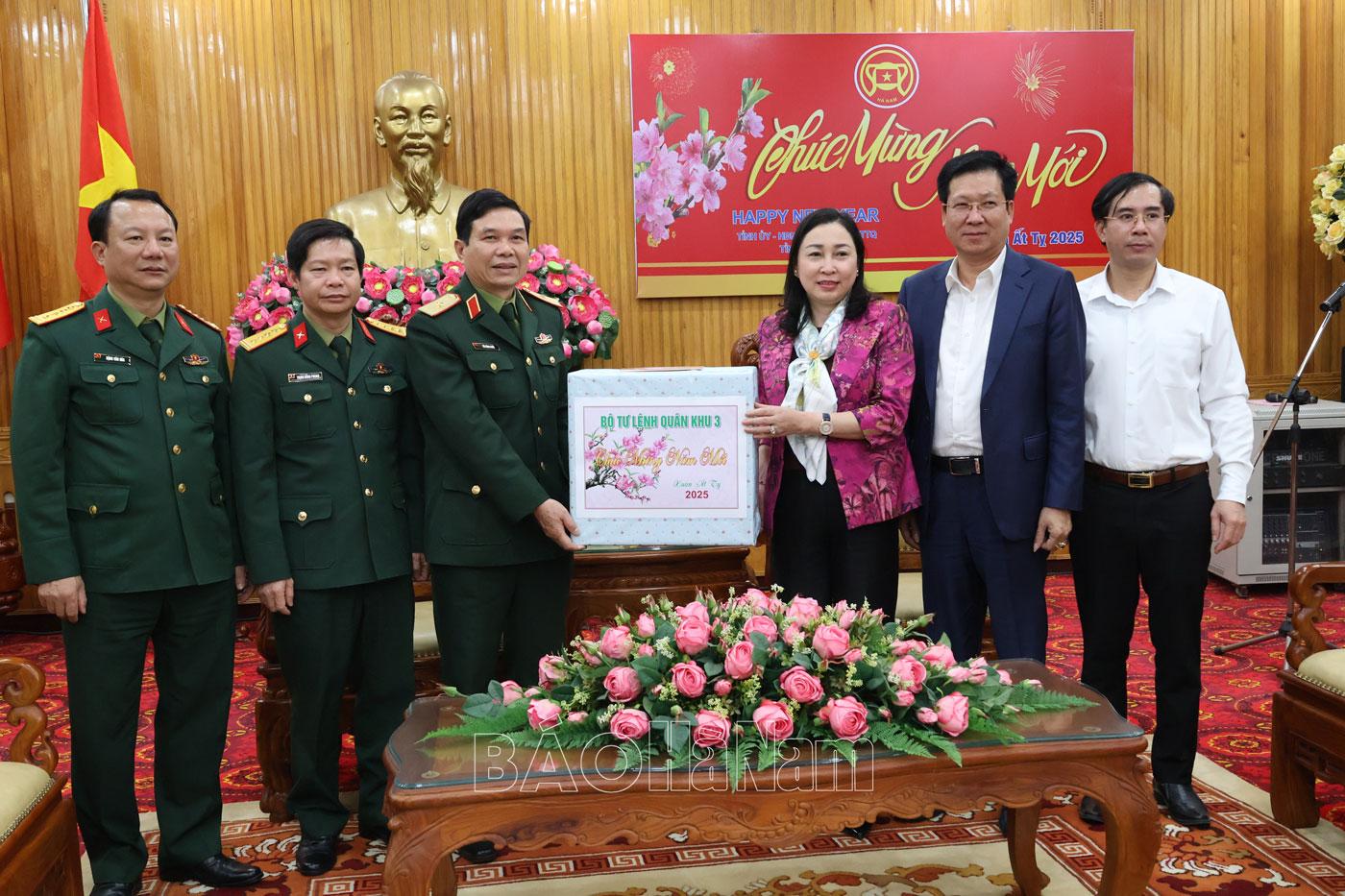 Đoàn công tác của Bộ Tư lệnh Quân khu 3 thăm, chúc Tết tại Hà Nam