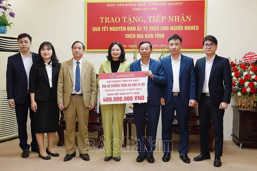 Ủy ban MTTQ tỉnh tiếp nhận quà Tết Ất Tỵ tặng người nghèo