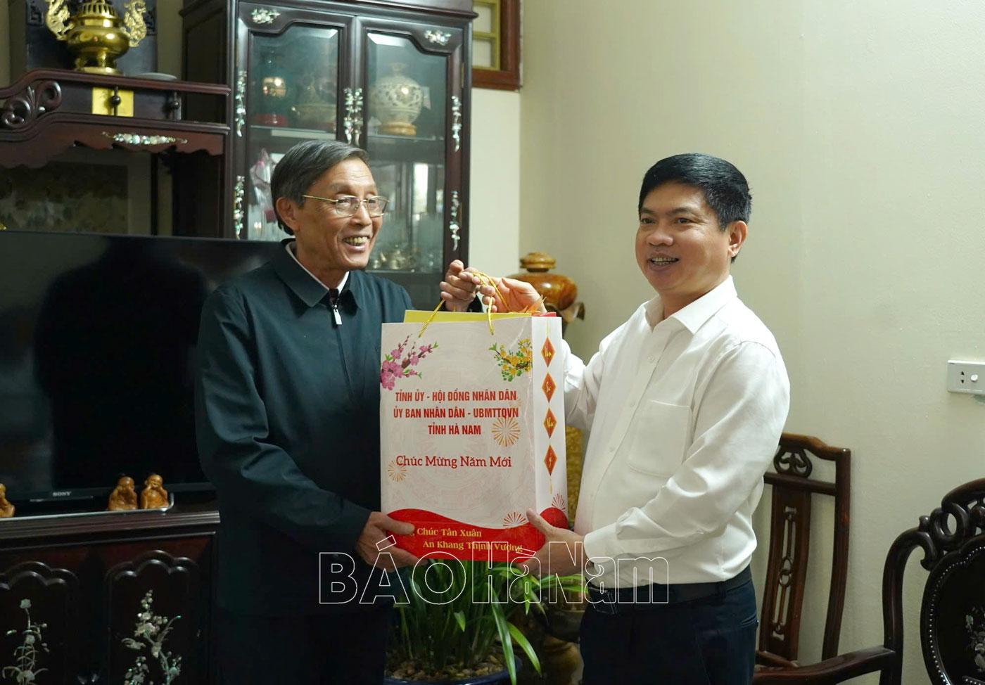 Đồng chí Chủ tịch UBND tỉnh Trương Quốc Huy chúc Tết các đồng chí nguyên lãnh đạo tỉnh qua các thời kỳ