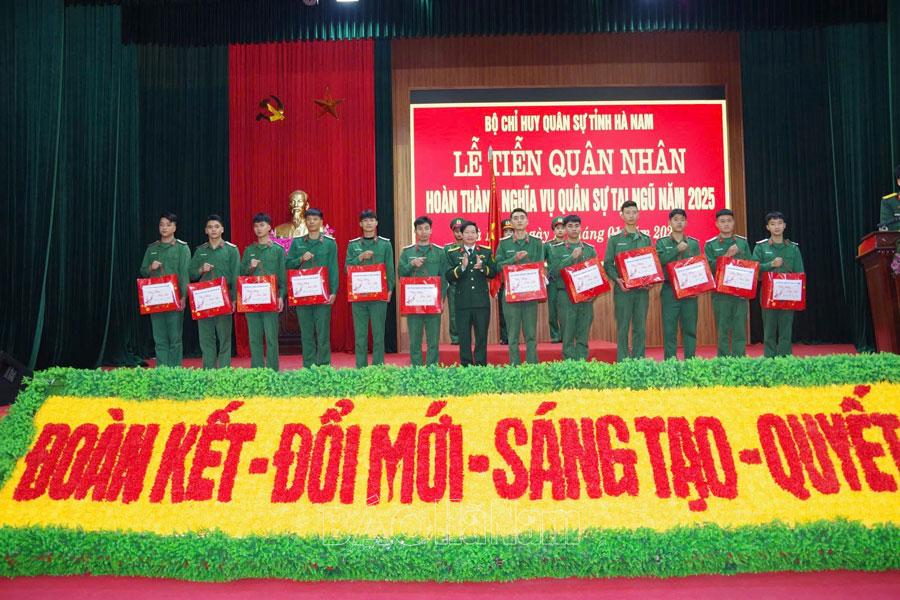 Bộ CHQS tỉnh tiễn quân nhân hoàn thành nghĩa vụ quân sự trở về địa phương