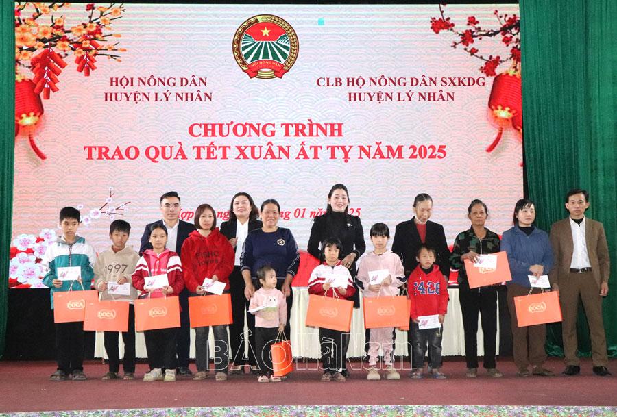 Trao 40 suất quà Tết cho hội viên nông dân có hoàn cảnh khó khăn ở Lý Nhân