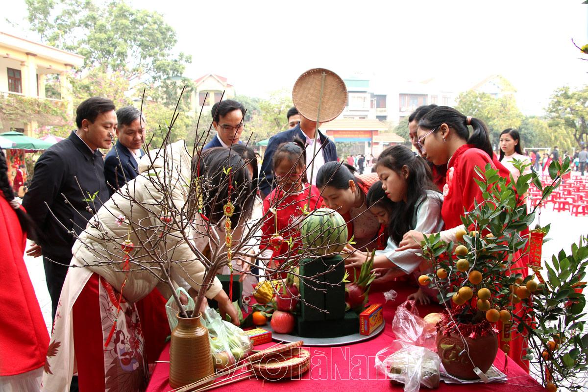 “Tết Việt – Vui xuân giữ gìn bản sắc” ở trường Tiểu học Liêm Chính