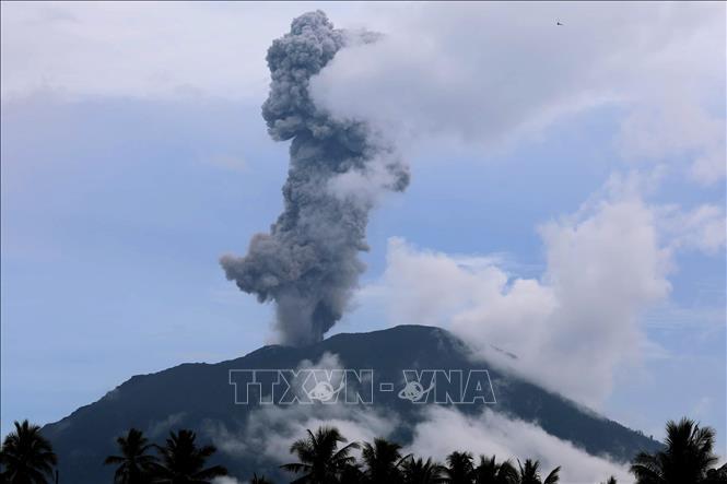 Núi lửa Ibu phun trào hơn 1.000 lần trong tháng 1 năm nay