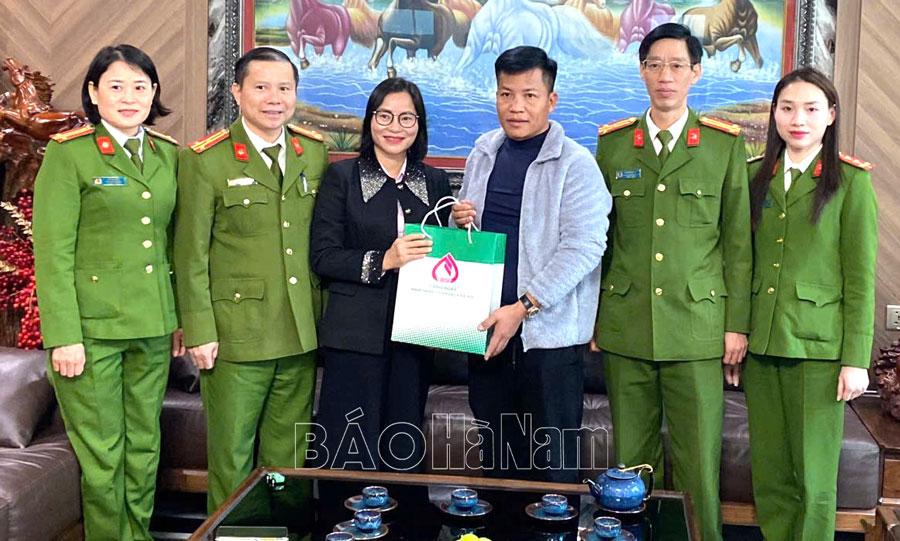 Tặng quà cho người chấp hành xong án phạt tù dịp Tết Nguyên đán