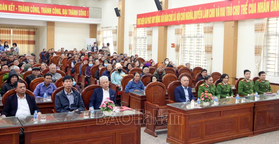 Tặng quà Tết hơn 300 hộ có hoàn cảnh khó khăn phường Tân Sơn