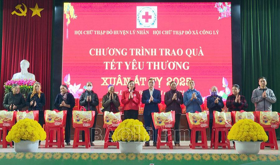 Trao 68 suất quà cho các hộ có hoàn cảnh khó khăn tại xã Công Lý