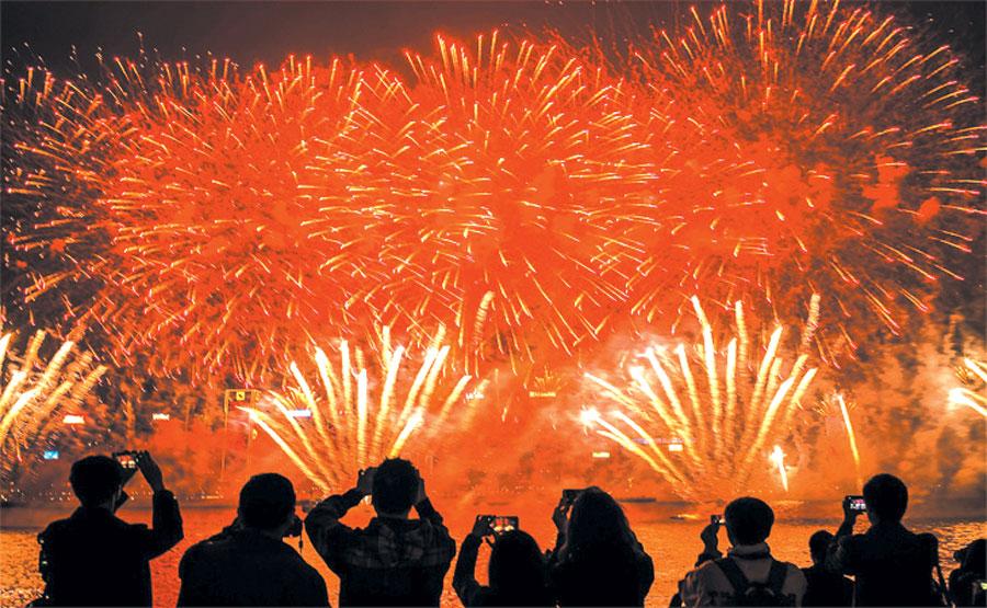 Thiêng liêng giờ phút đón Giao thừa