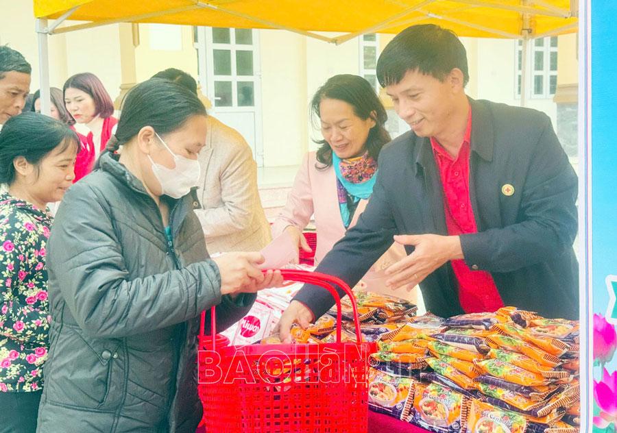 Chủ tịch Trung ương Hội CTĐ Việt Nam dự Chương trình “Chợ Tết Nhân ái” tại Bình Lục