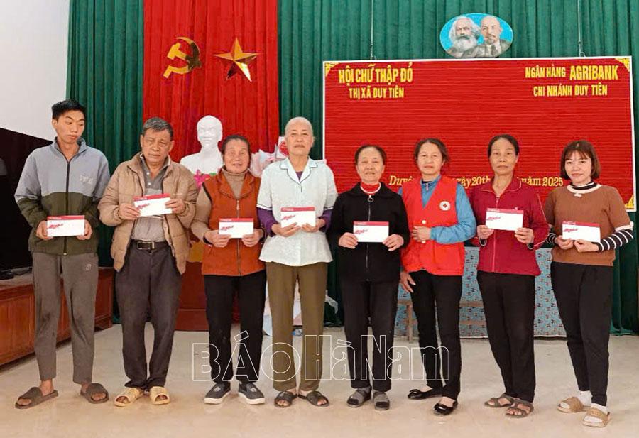 Tặng 100 suất quà Tết cho hộ gia đình có hoàn cảnh khó khăn ở thị xã Duy Tiên