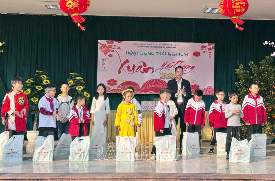 Trao tặng 30 suất quà và hỗ trợ học sinh có hoàn cảnh đặc biệt khó khăn Trường Tiểu học Nguyễn Thị Minh Khai