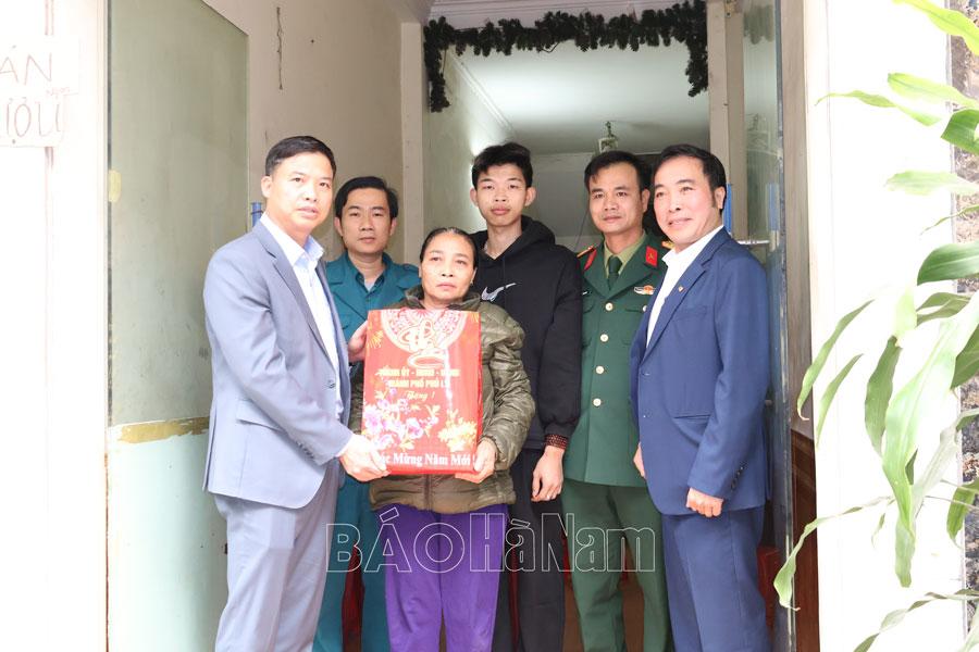 Lãnh đạo thành phố Phủ Lý thăm, tặng quà các thanh niên sẵn sàng nhập ngũ trên địa bàn