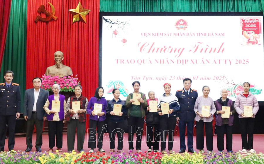 Viện Kiểm sát nhân dân tỉnh trao tặng 200 suất quà cho hộ có hoàn cảnh khó khăn trên địa bàn phường Tân Tựu