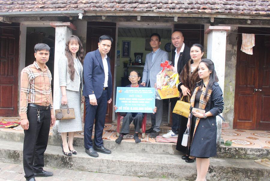 Hội Doanh nhân trẻ Hà Nam tặng quà Tết và trao kinh phí hỗ trợ cho các hộ nghèo