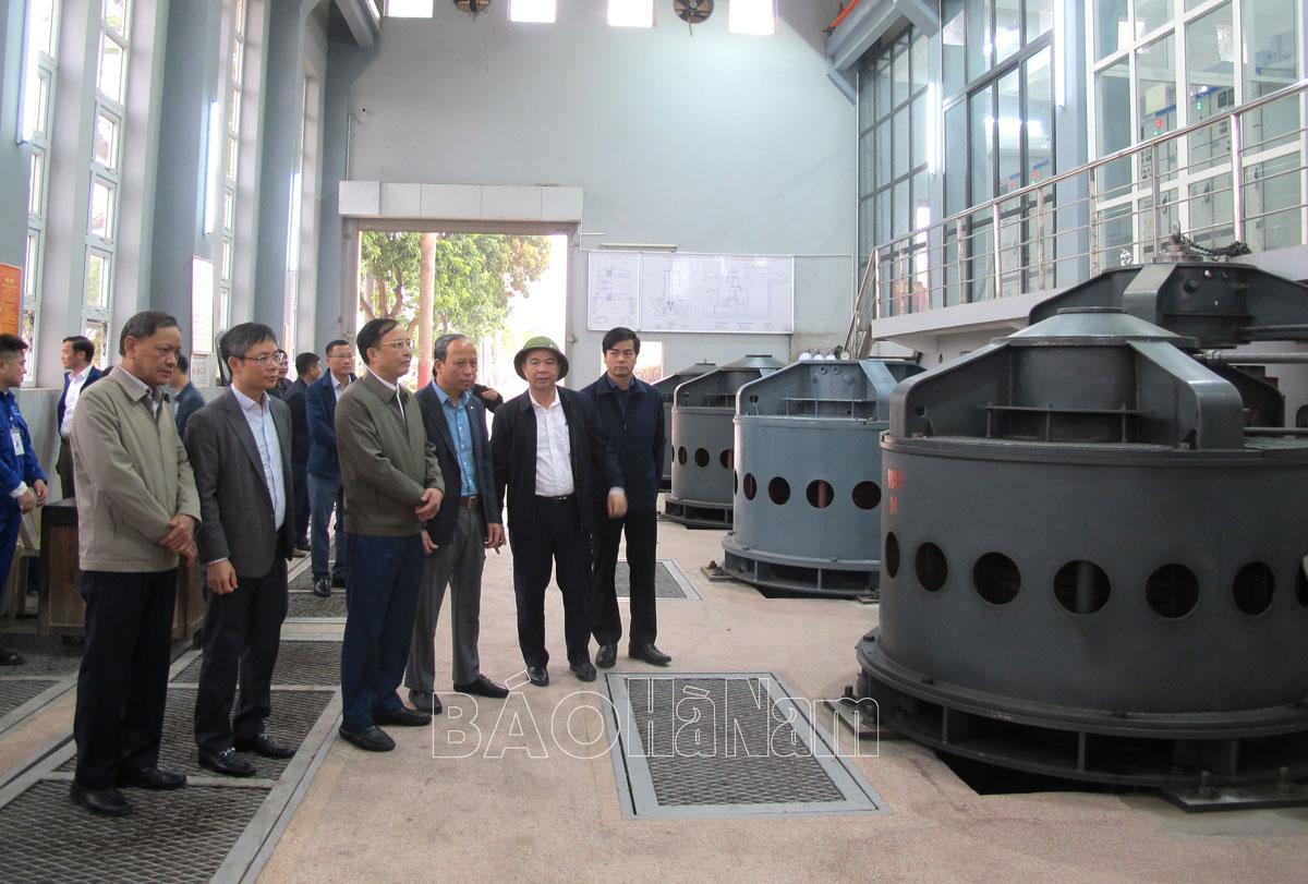 Đồng chí Phó Chủ tịch UBND tỉnh Nguyễn Đức Vượng kiểm tra lấy nước đổ ải làm đất vụ xuân