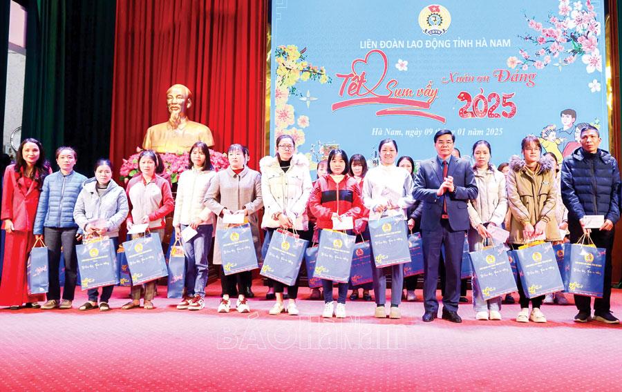 Bền bỉ hành trình "xây" Tết cho người lao động