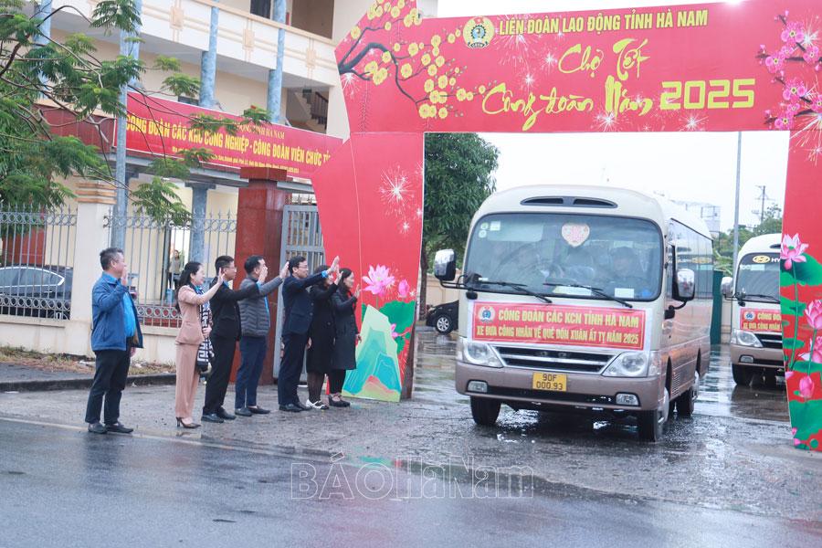 Ấm áp chuyến xe công đoàn đưa người lao động về quê đón Tết