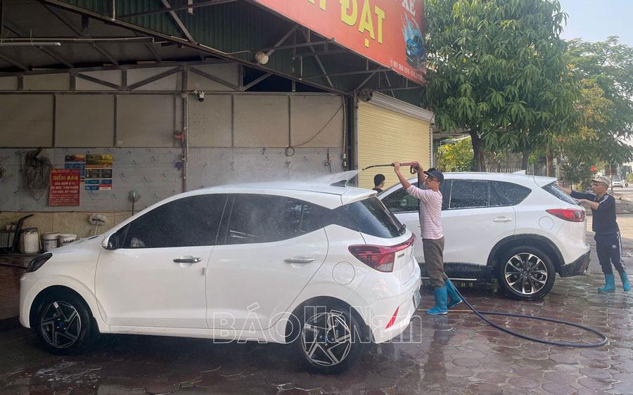 Dịch vụ rửa xe tất bật những ngày cuối năm