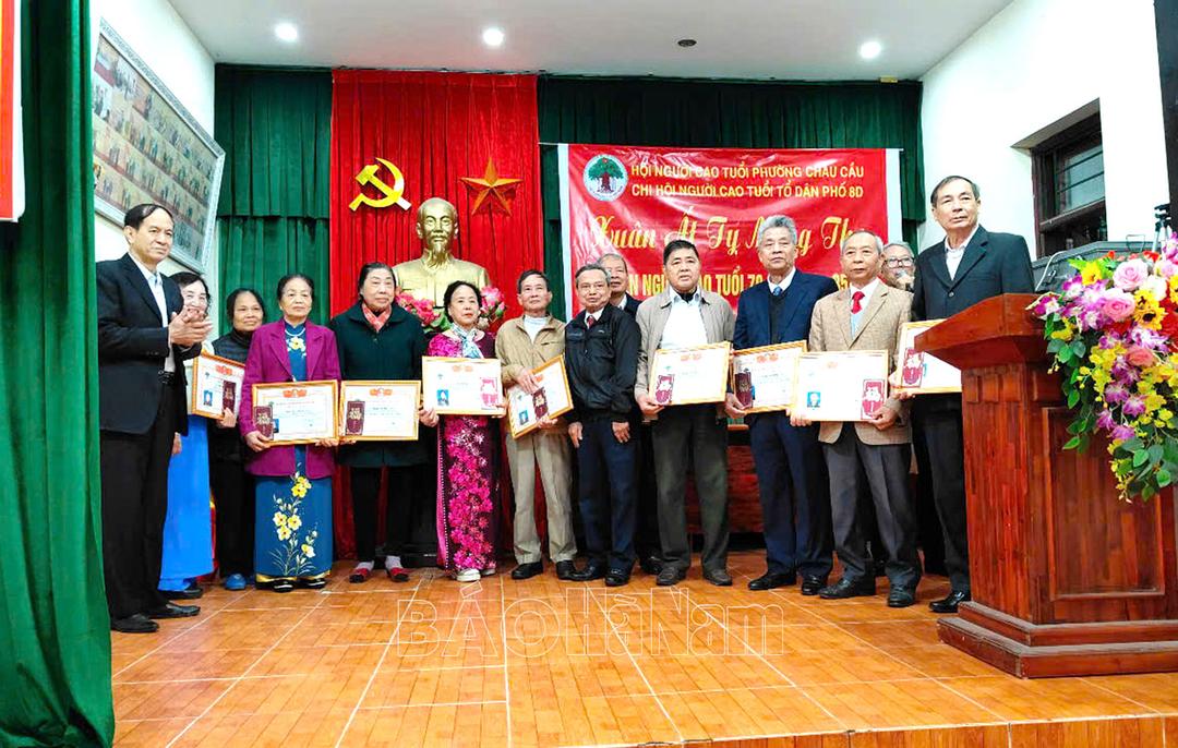 Tổ dân phố 8D mừng thọ các cụ cao tuổi