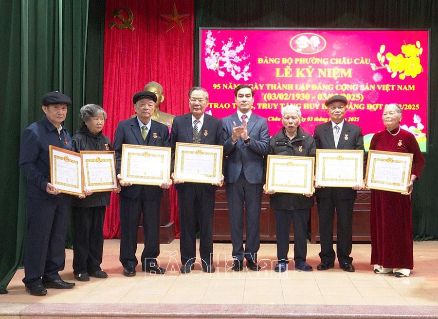 Đảng bộ thành phố Phủ Lý trao tặng Huy hiệu Đảng dịp 3/2 cho 220 đảng viên