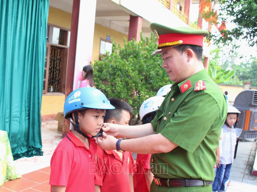 Nâng cao ý thức đội mũ bảo hiểm khi tham gia giao thông cho học sinh