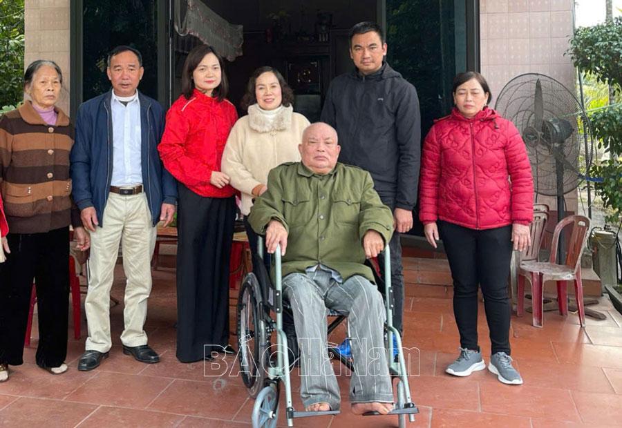 Hội Chữ thập đỏ tỉnh trao tặng xe lăn người có hoàn cảnh khó khăn tại xã Bình Nghĩa