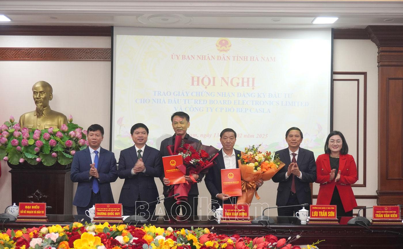 UBND tỉnh trao Giấy Chứng nhận đầu tư cho Công ty TNHH Công nghệ Red Board (Việt Nam) và Công ty cổ phần đồ bếp Casla