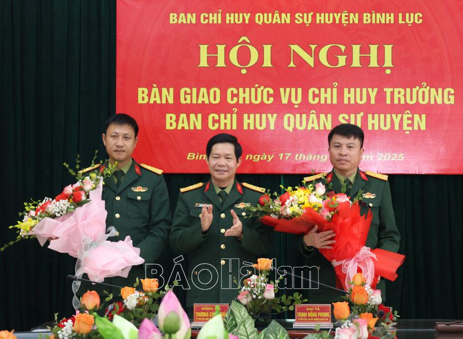 Bàn giao chức vụ Chỉ huy trưởng Ban CHQS huyện Bình Lục