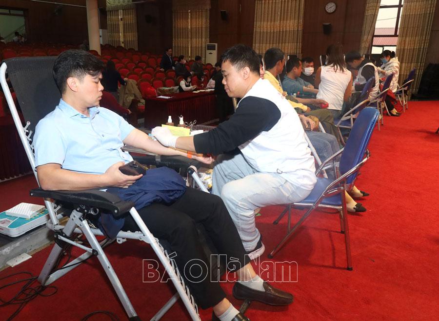 Bình Lục thu được 447 đơn vị máu tại Lễ hội Xuân hồng năm 2025
