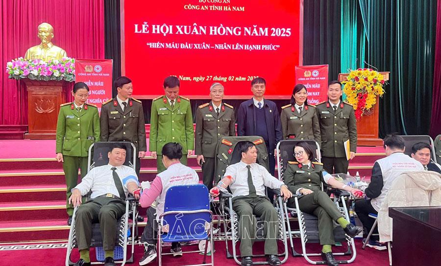 Cán bộ, chiến sỹ Công an tỉnh hiến tặng 255 đơn vị máu tại Lễ hội Xuân hồng 2025