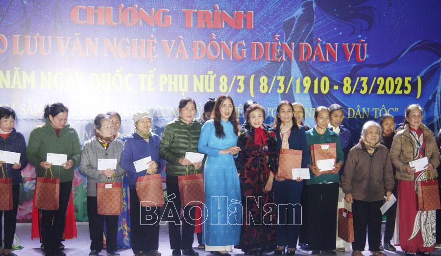 Hơn 1 nghìn cán bộ, hội viên phụ nữ tham gia giao lưu văn nghệ và đồng diễn dân vũ