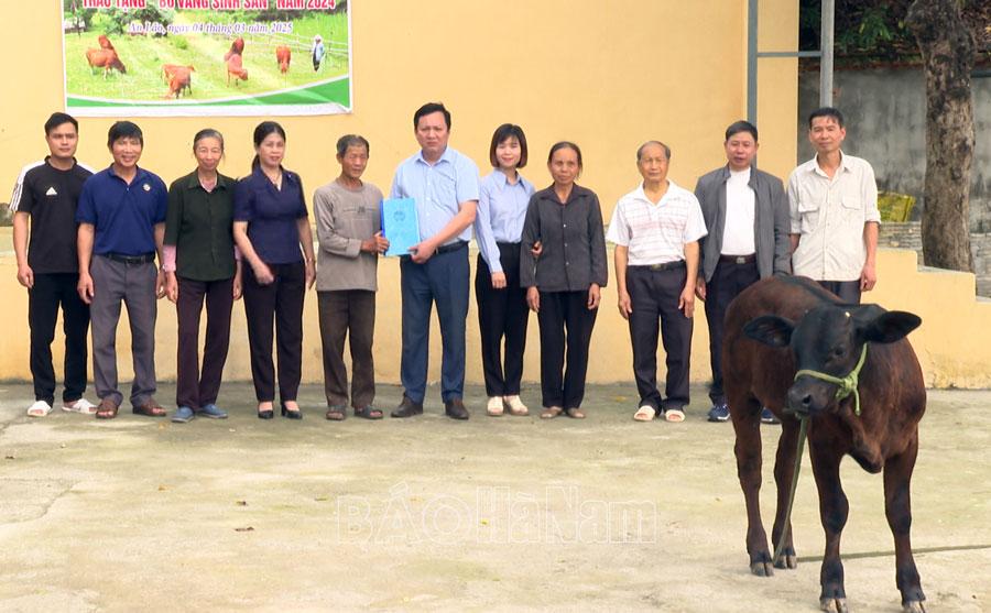 Hội Nông dân Bình Lục trao tặng bò vàng cho hội viên nghèo